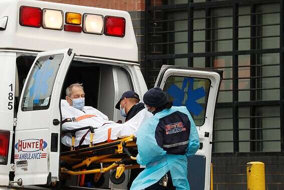 חולה קורונה מפונה בעיר ניו יורק // צילום: איי.אף.פי